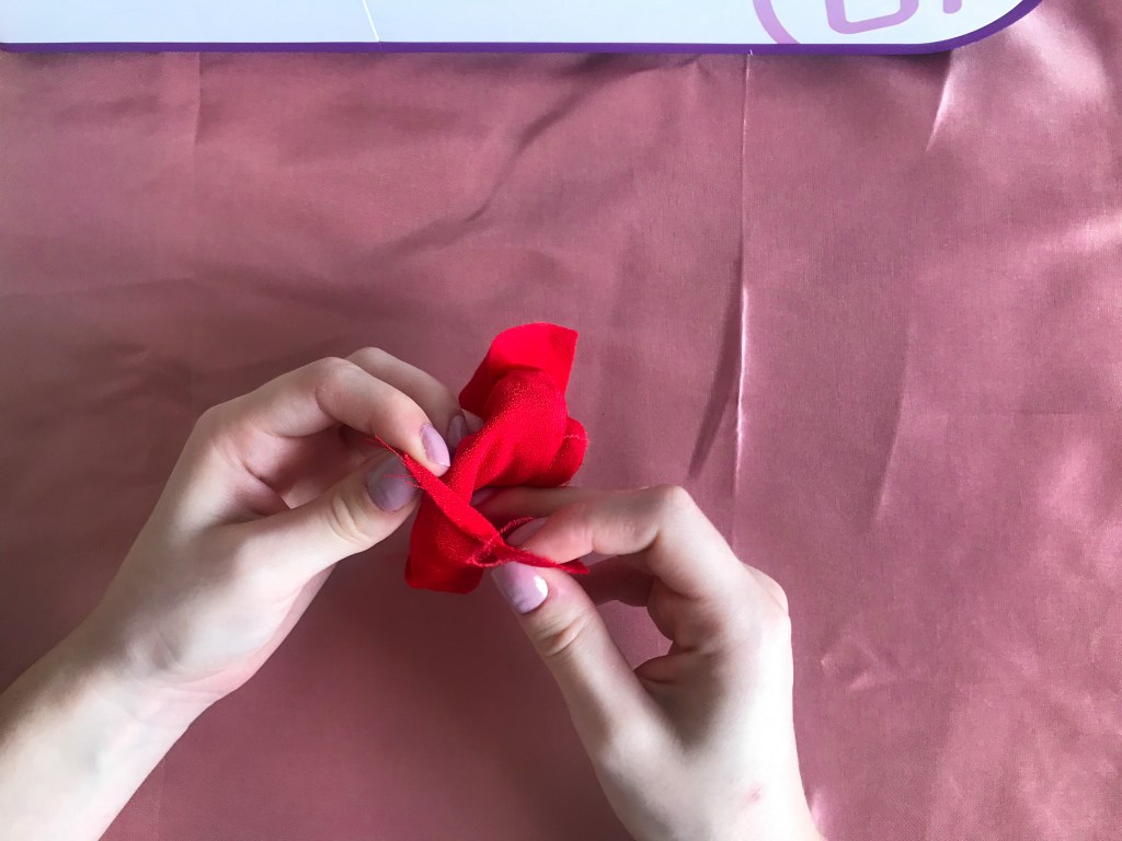 Imagen que contiene rojo, persona, mano, camisa
Descripción generada automáticamente