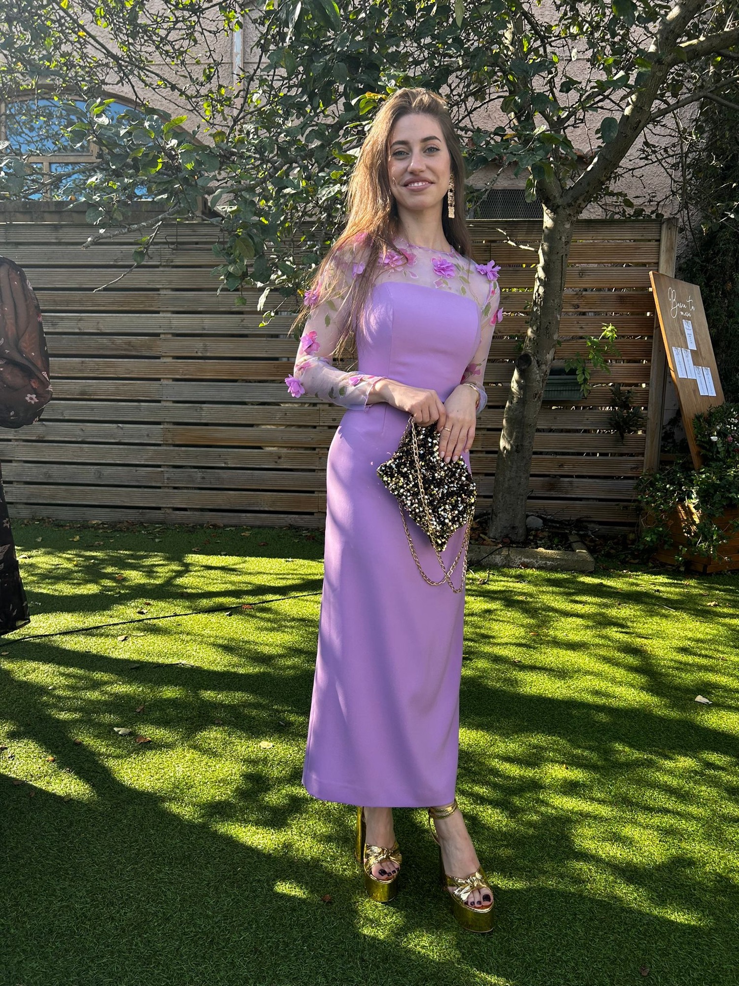 Look de invitada con magia lavanda: un toque floral en 3D – Cynthia  Solomando, image size:1500x2000