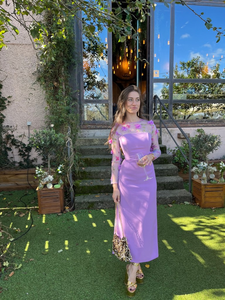 Look de invitada con magia lavanda: un toque floral en 3D – Cynthia  Solomando, image size:768x1024